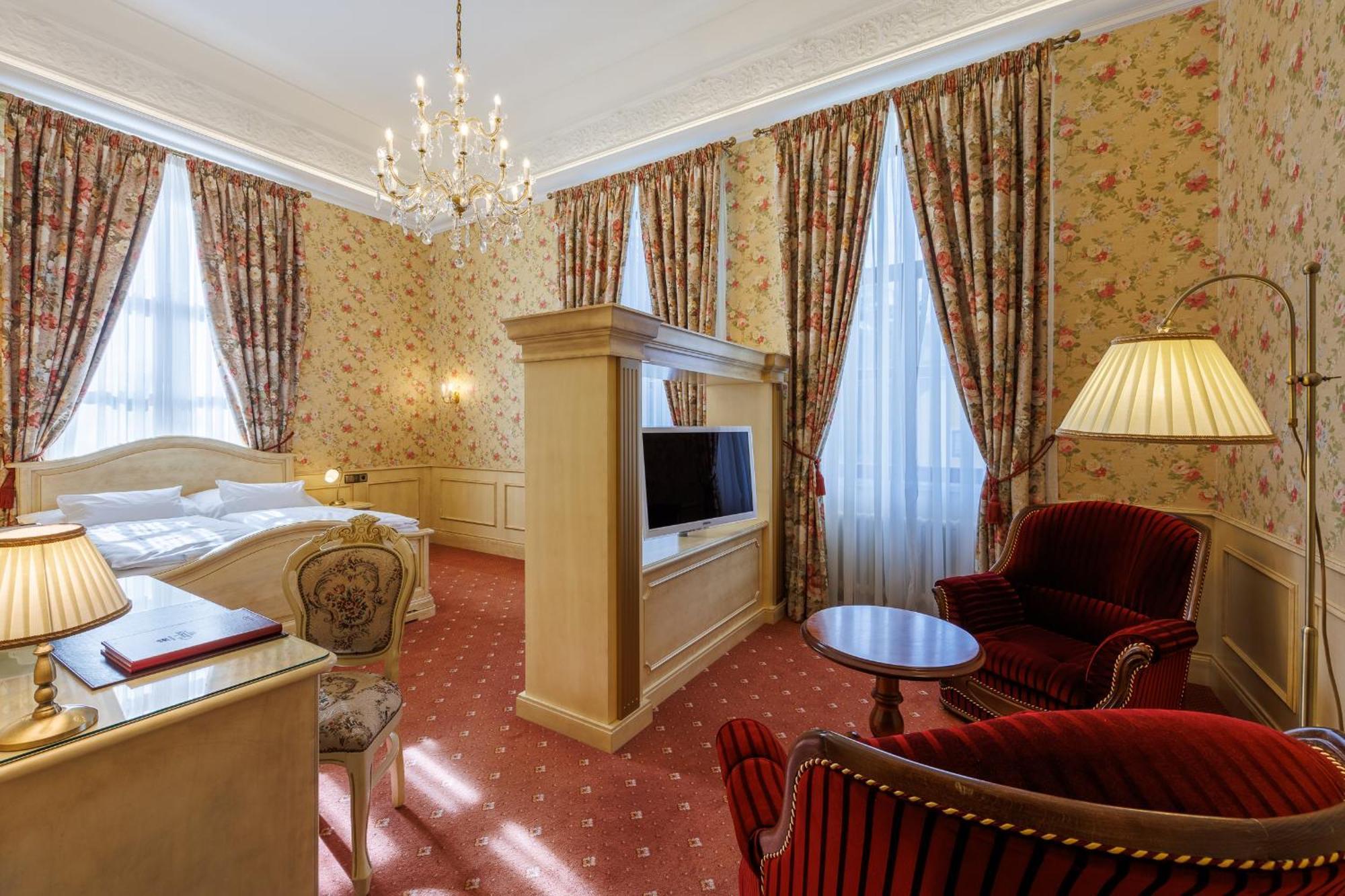 Hotel Chateau Cihelny Karlovy Vary Exterior photo